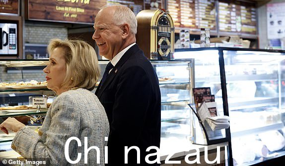 纽约 - 10 月 1 日:民主党副总统候选人明尼苏达州州长蒂姆·沃尔兹 (Tim Walz) 和他的妻子格温·沃尔兹 (左) 于 2024 年 10 月 1 日在纽约市与共和党副总统候选人参议员 JD 万斯 (R-OH) 辩论后参观 Justino's Pizzeria。预计这将是 2024 年大选唯一的副总统辩论。 (Anna Moneymaker/Getty Images 拍摄)