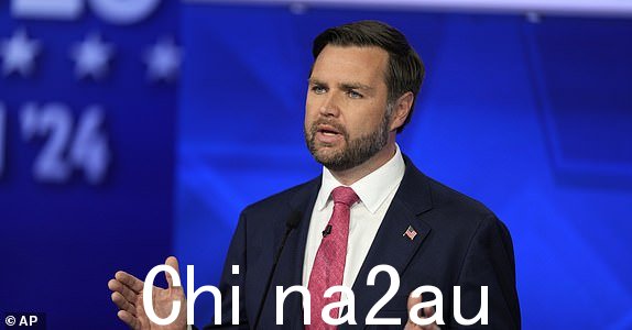 共和党副总统候选人俄亥俄州共和党参议员 JD 万斯于 2024 年 10 月 1 日星期二在纽约与民主党副总统候选人明尼苏达州州长蒂姆·沃尔兹在哥伦比亚广播公司新闻主办的副总统辩论中发表讲话(美联社照片/Matt Rourke)