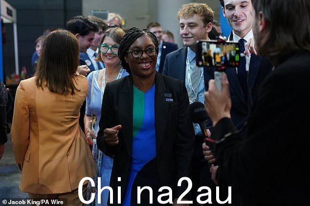 Kemi Badenoch(如图)和 Robert Jenrick 在议员选票中名列前茅后被视为领先者