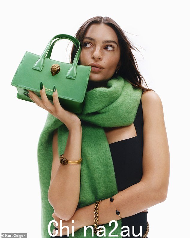 这是由 Ratajkowski 建模、Laura Coulson 拍摄的两部分活动中的第二部分。广告活动以 Emily 和大号 Bond 手提包开始,采用明亮的荧光绿色色调