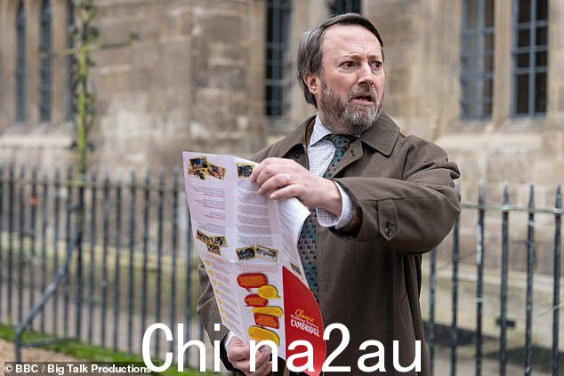 路德维希上周在屏幕上好评如潮 - 粉丝们在播出一集后就将这部不敬的谋杀之谜称为“下一个乔纳森·克里克”(大卫·米切尔在节目中合影)“类=