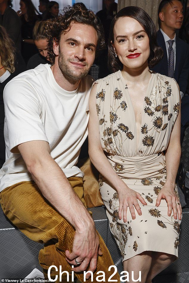 32 岁的黛西·雷德利 (Daisy Ridley) 周二与她 35 岁的丈夫汤姆·贝特曼 (Tom Bateman) 一起出席 Miu Miu 的巴黎时装周秀,看起来非常惊艳