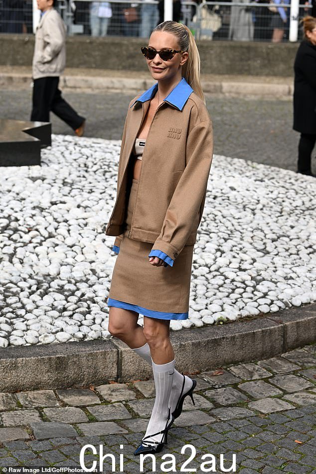 同时,Poppy 妹妹穿着米色 Miu Miu 短款上衣和迷你裙来到参加时髦时装秀,看起来令人难以置信