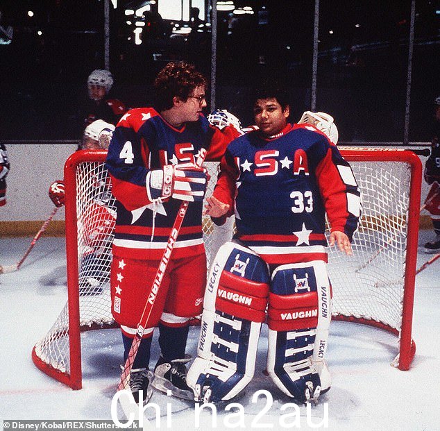 Weiss (R) 与 Matt Doherty 一起出现在 1994 年的 D2:The Mighty Ducks