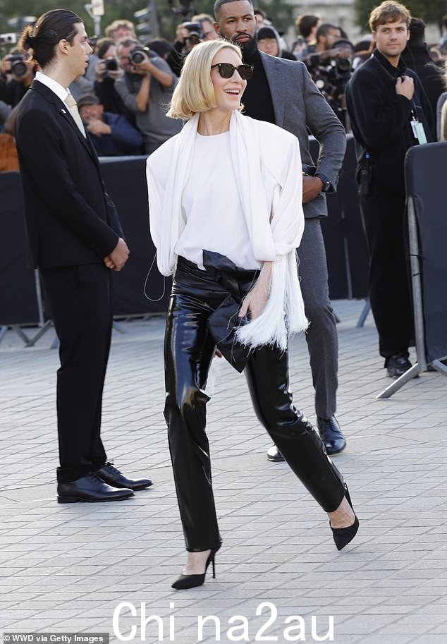 凯特·布兰切特 (Cate Blanchett) 周二在巴黎时装周路易威登 2025 年春季秀上惊艳亮相,令人印象深刻