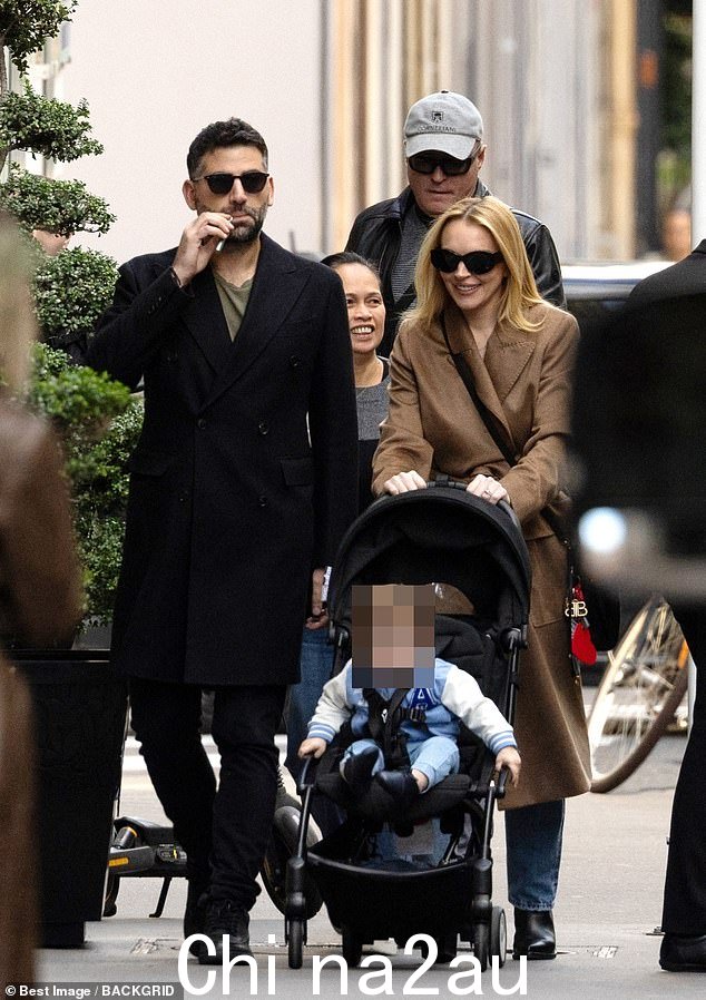 林赛·罗韩 (Lindsay Lohan) 周二与丈夫 Bader Shammas 和儿子 Luai 在巴黎享受家庭漫步时,身着棕色风衣,显得毫不费力别致