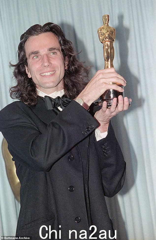 图:丹尼尔·戴·刘易斯 (Daniel Day Lewis) 于 1990 年 3 月凭借《我的左脚》获得最佳男主角奖后高举奥斯卡奖