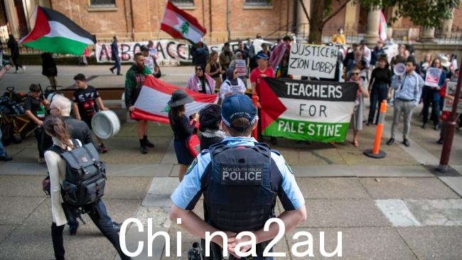 作为与警方协议的一部分,抗议组织者承诺不会悬挂真主党旗帜。图片:NewsWire / Simon Bullard