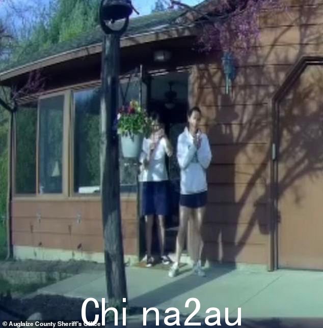 2022 年 4 月 24 日,行车记录仪拍摄到她和她的母亲安妮塔·格林 (Anita Green) 正在等待 36 岁的蒂莫西 (Timothy) 带着女儿们抵达俄亥俄州的家,当时联邦检察官说她“伏击并给他注射了动物镇静剂” class=