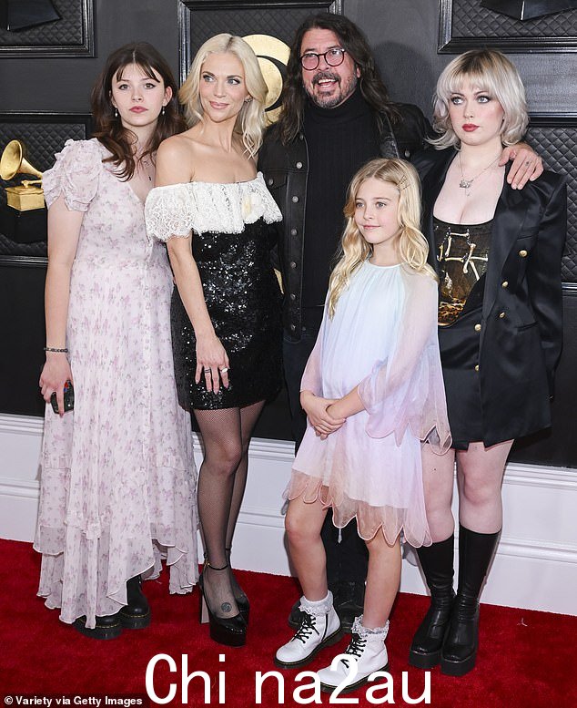 Dave 于 2003 年与 Jordyn 喜结连理,两人育有三个孩子:18 岁的 Violet、15 岁的 Harper 和 10 岁的 Ophelia;与妻子 Jordyn 以及他们的三个女儿在2023 年在洛杉矶” class=
