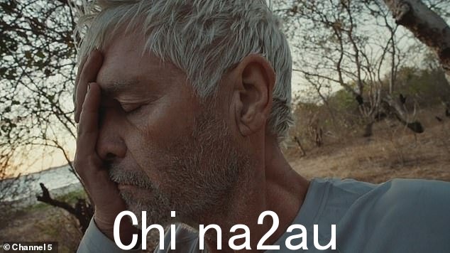 Phillip Schofield 在周三第五频道《荒岛余生》最后一集混乱的节目中,为了“吓走一只大蜥蜴”而生火,结果不小心将自己的帐篷烧成了碎片” class=