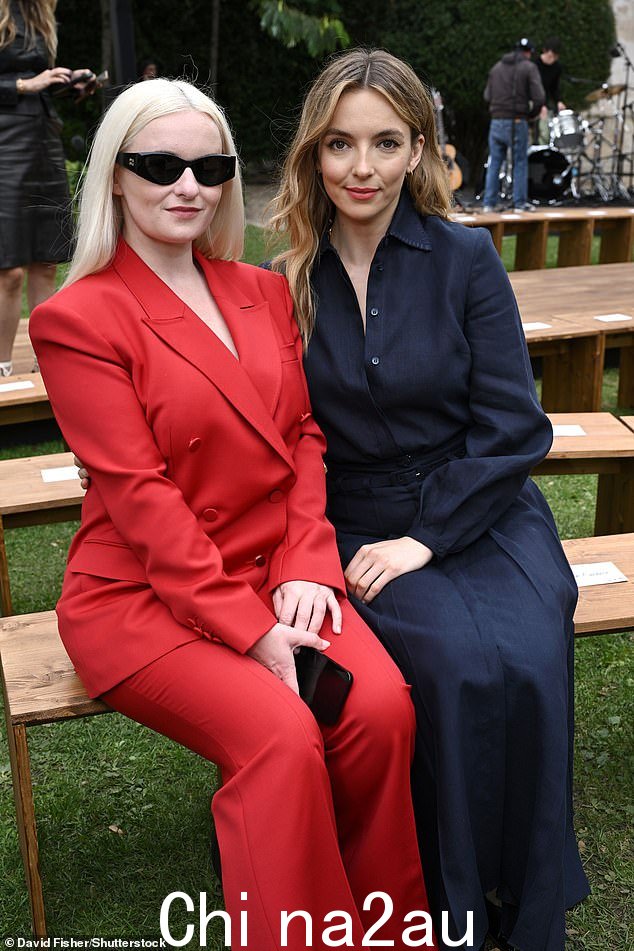 Jodie 还与英国音乐家兼大提琴手 Grace Chatto 合影,后者穿着鲜艳的红色套装和深色色调发表了声明