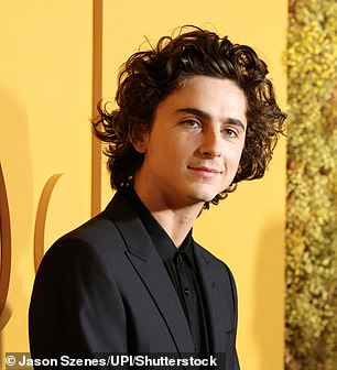 Timothée 的新造型与他平常的长发和前卫的衣服截然不同(2023 年 11 月拍摄)
