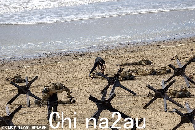 概要如下:'在诺曼底登陆前的七十二个小时里,除了一个关键因素——英国天气之外,所有的部分都已就位'