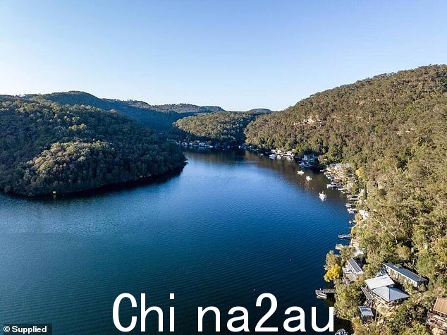 就像散落在意大利科莫湖沿岸的许多令人羡慕的房屋一样,Calabash 只能乘船或水上飞机到达,并且坐落在霍克斯伯里河田园诗般的支流,称为 Berowra Creek