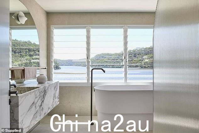 该房屋周中起价为每晚 1,100 美元(与朋友分住时非常合理),还拥有美丽的艺术品、无与伦比的内饰和一间配有令人惊叹的 Agape 浸入式浴缸的主浴室浴缸由 Neri & Hu