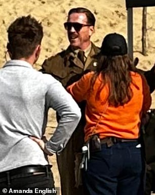 戴米恩·刘易斯周四在东苏塞克斯拍摄新的二战电视剧《Pressure Camber Sands Beach》时看起来面目全非