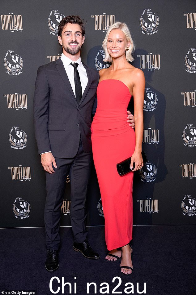 WAGs 于周五晚上在墨尔本举行的 Collingwood Magpies Best And Fairest Awards 颁奖典礼上倾巢而出。在 Crown Palladium 上领衔的是模特 Annalize Dalins,她的新未婚夫 Josh照片中她手臂上都戴着 Daicos