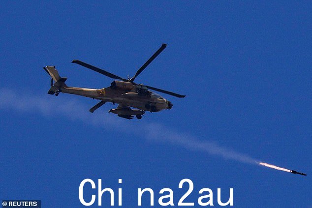 2024 年 10 月 4 日从以色列北部看到的真主党和以色列之间的敌对行动中,一架以色列阿帕奇攻击直升机向黎巴嫩南部发射导弹
