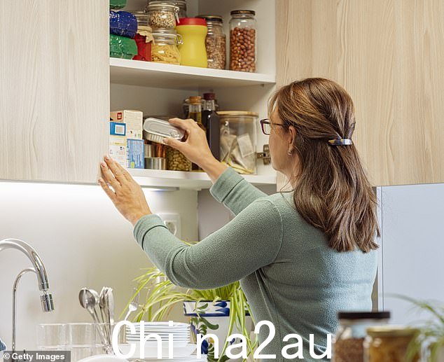 翻转还是不翻转?购物者正在询问是否将罐子倒置在厨房橱柜中(库存图片)