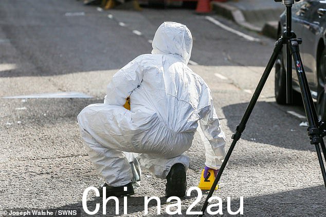 周五,法医人员在事故现场放置了证据标记