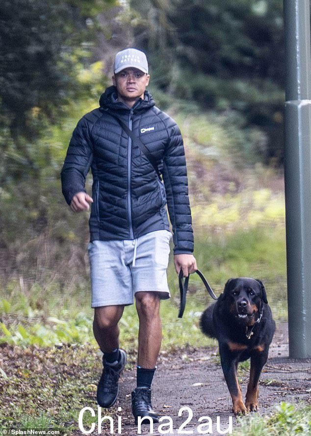Jermaine Jenas 周四遛狗时保持低调,看上去很沮丧