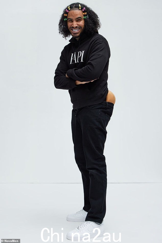 在 Fashion Nova 网站上的服装宣传照片中,模特穿着印有“Papi”的连帽衫