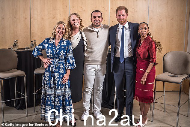 Harry（从左到右与 Alix Lebec、Stacey Boyd、Hector Mujica 和 Sophie Chandauka MBE 博士合影）参加了莱索托和南非为期四天的独自旅行