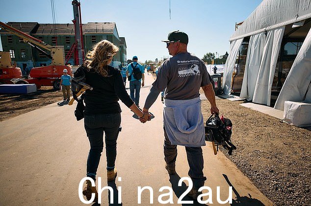 Garth Brooks 分享了一张与妻子 Trisha Yearwood 牵着手的衷心照片,就在周四面临化妆师性侵犯指控的几天前