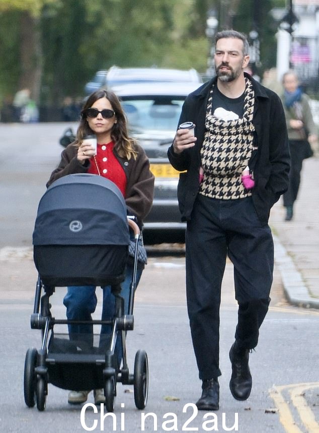 Jenna Coleman 与男友 Jamie Childs 迎来了她的第一个孩子,有人看到这对新父母周末带着他们的孩子在伦敦北部散步