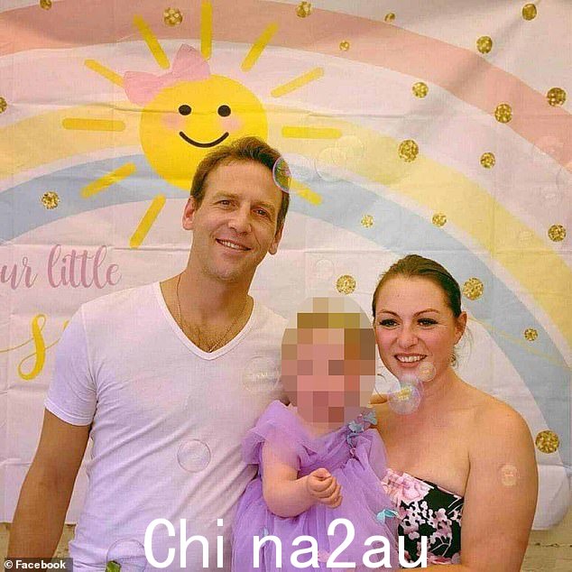 失踪的维多利亚·泰勒(与她的搭档马修·威廉姆斯合影)的朋友们猛烈抨击纸上谈兵的侦探和互联网侦探,因为寻找母亲的工作已进入第六天