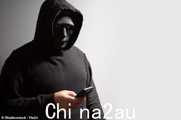 诈骗者说服他相信霍尔本警察局的李·梅森侦探正在联系他,后者告诉他那天早上“莎拉·威金斯”被捕了” class=