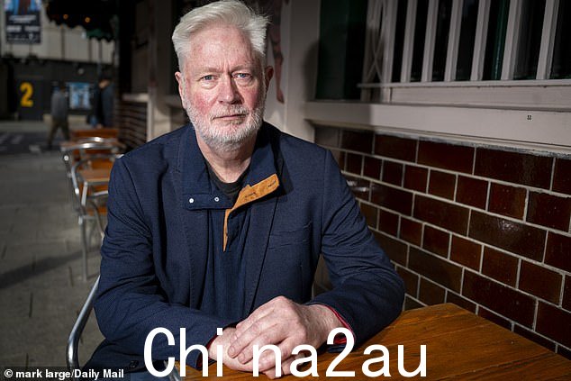 半退休的乔纳森·伯恩 (Jonathan Byrne),63 岁,在被骗交出年迈父母近 25,000 英镑的毕生积蓄后,几乎没有睡觉,并且感到胃部不适