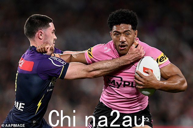同时,阿拉莫蒂(右)拒绝详细阐述他在场上的主张,因为他享受着自己的首次 NRL 英超生涯
