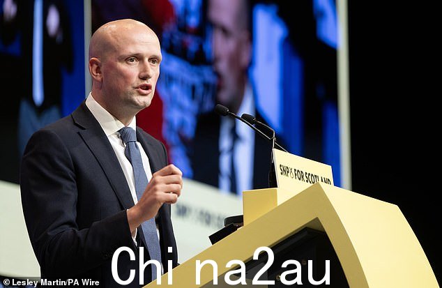 苏格兰民族党威斯敏斯特党领袖斯蒂芬·弗林表示,唐宁街的骚乱表明英国正在遭受“基尔爵士的混乱”