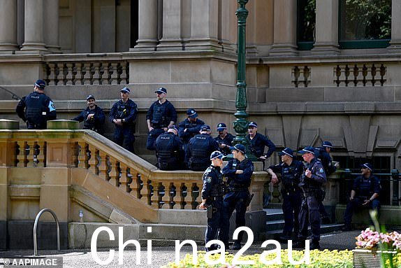 新南威尔士州警察和防暴警察在巴勒斯坦社区守夜纪念一周年之前出现2024 年 10 月 7 日星期一,哈马斯 10 月 7 日对以色列的袭击,在悉尼市政厅举行。(AAP 图片/Bianca De Marchi)无存档