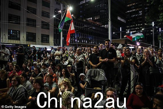 澳大利亚悉尼 - 10 月 7 日:2024 年 10 月 7 日,人们在澳大利亚悉尼悉尼市政厅外参加守夜活动。组织者表示,此次活动是为了纪念自去年10月7日以来在加沙和黎巴嫩丧生的人们。组织者巴勒斯坦行动小组邀请各种信仰的人们“团结一致,呼吁正义和团结”。 (摄影:Roni Bintang/Getty Images)