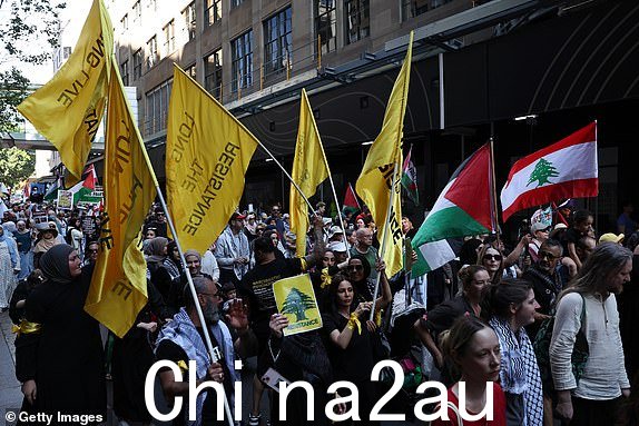 澳大利亚悉尼 - 10 月 6 日:2024 年 10 月 6 日,抗议者在澳大利亚悉尼沿着市场街游行。悉尼亲巴勒斯坦抗议活动的组织者定于 10 月 6 日星期日举行集会,尽管警方出于与预期人群规模和潜在干扰有关的安全考虑,试图通过法律禁止集会。第二天,预计将举行守夜活动,纪念加沙暴力受害者,恰逢哈马斯袭击一周年,这引起了政府官员的批评,他们认为这个时机“极具挑衅性”。抗议者还计划在墨尔本聚集举行类似活动。 (唐·阿诺德/盖蒂图片社拍摄)