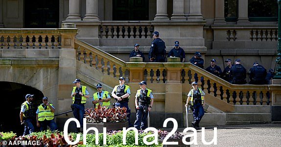 新南威尔士州警察和防暴警察在巴勒斯坦社区守夜标记前出现2024 年 10 月 7 日星期一,哈马斯 10 月 7 日袭击以色列一周年,在悉尼市政厅举行。(AAP 图片/Bianca De Marchi)无存档
