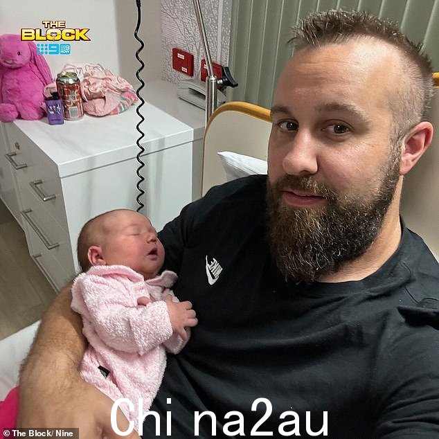 这对夫妇告诉妇女节,他们去年年初接受了多轮试管受精,这是他们的最后一个周期,之后他们的女儿玛蒂尔达自然受孕并在五个月前出生,随后宣布怀孕
