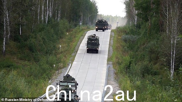 巨型移动发射车在新西伯利亚地区的偏远路线上行驶,练习寻找发动核打击的阵地