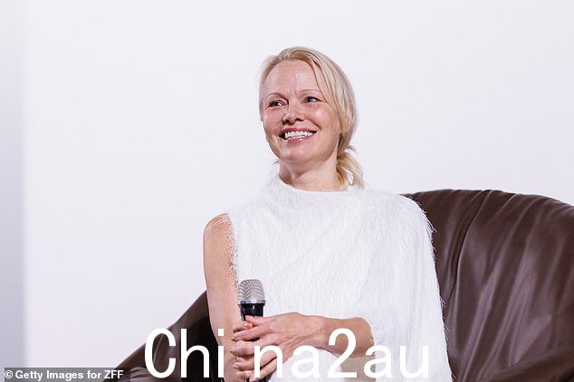 她的复兴始于 2023 年纪录片《帕梅拉,一个爱情故事》以及她的回忆录《爱帕梅拉》