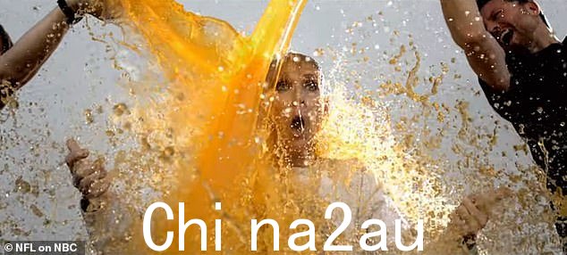 她一边穿着超级碗 XXX 毛衣,一边讨论她对达拉斯牛仔队和匹兹堡钢人队竞争的“热情”,同时提到了她的歌曲《现在一切都回到我身边》