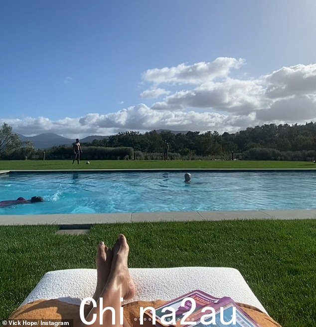 周六,这位尤物在 Instagram 上分享了她的派对的一瞥,派对上她与亲人一起在一个很大的游泳池和修剪整齐的场地上尽情放松