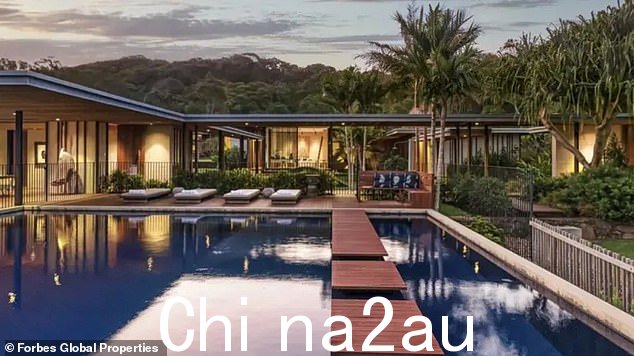 位于拜伦湾腹地的布罗肯角 (Broken Head),该房产被称为 Ohana,位于 Hemsworth 家和七英里海滩之间