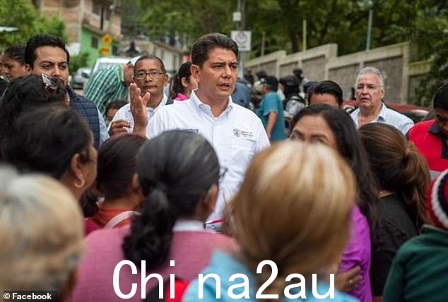 周日被谋杀前几个小时,市长亚历杭德罗·阿科斯访问了 Chilpancingo 受上个月飓风约翰影响的社区