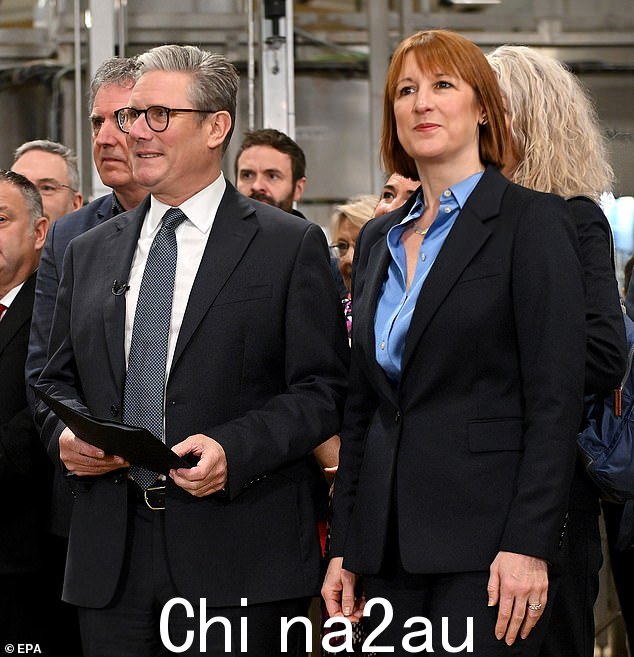 Rachel Reeves(上周与 Keir Starmer 合影)在似乎放弃了大幅削减养老金缴款减免的“疯狂”计划后,面临着平衡预算收支的争夺