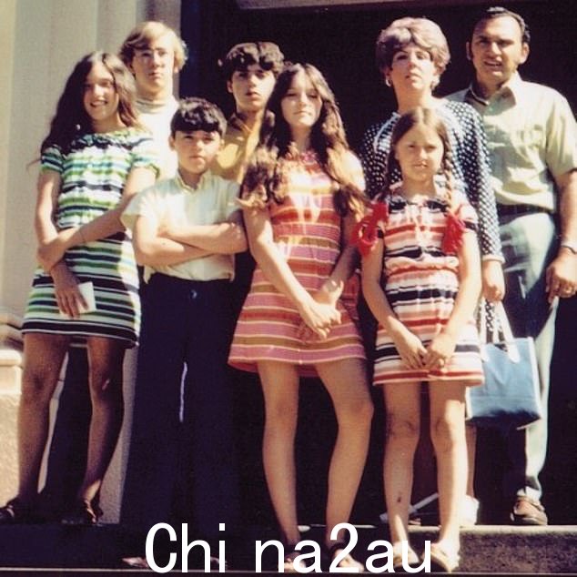 麦当娜,中,1970年,从左至右,妹妹 Paula、叔叔 Chris、兄弟 Christopher 和 Marty、妹妹 Melanie、继母 Joan 和父亲 Silvio
