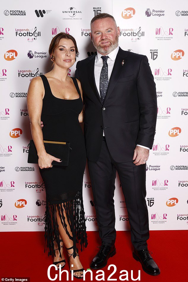Wayne 和 Coleen 在格罗夫纳 JW 万豪酒店举行的晚会上盛装打扮,给人留下深刻印象