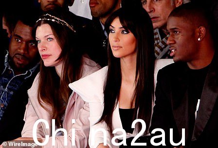 未来情侣?二月份,Kim 和 Kanye 在纽约的 Y-3 演出中重聚。Kim 与男友 Reggie 一起参加了演出,而 Kanye 独自抵达并在这对夫妇和演员米拉·乔沃维奇 (Milla Jovovich) 旁边抢到了座位